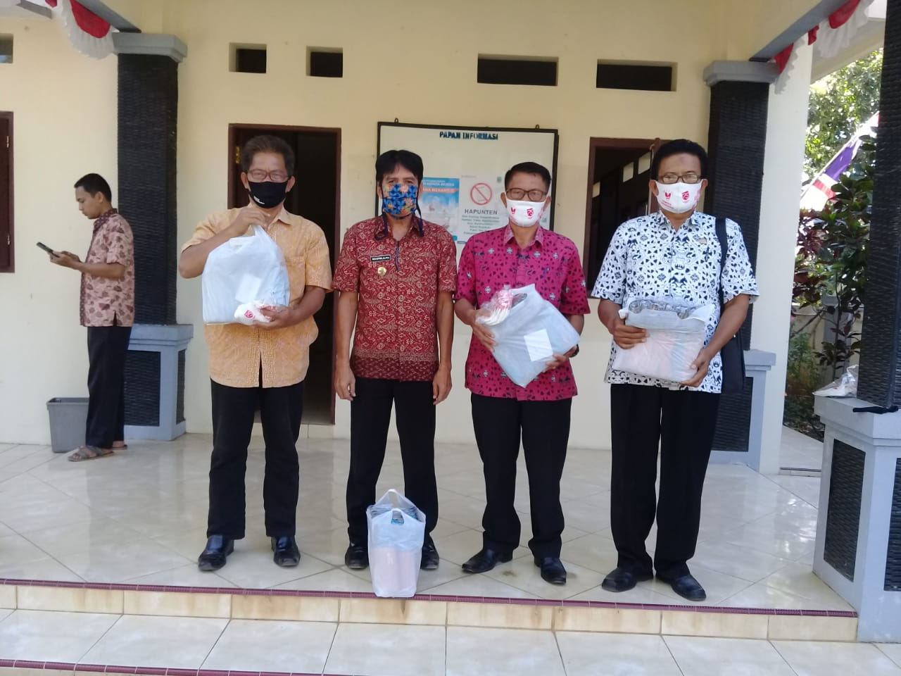 Penyerahan Masker kepada Masyarakat Desa Sukarapih